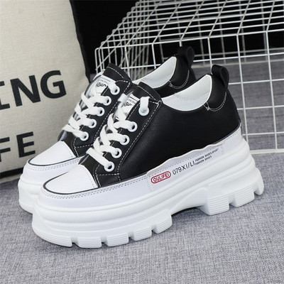 Adidasi eleganti de dama, cu talpa aspra si sireturi