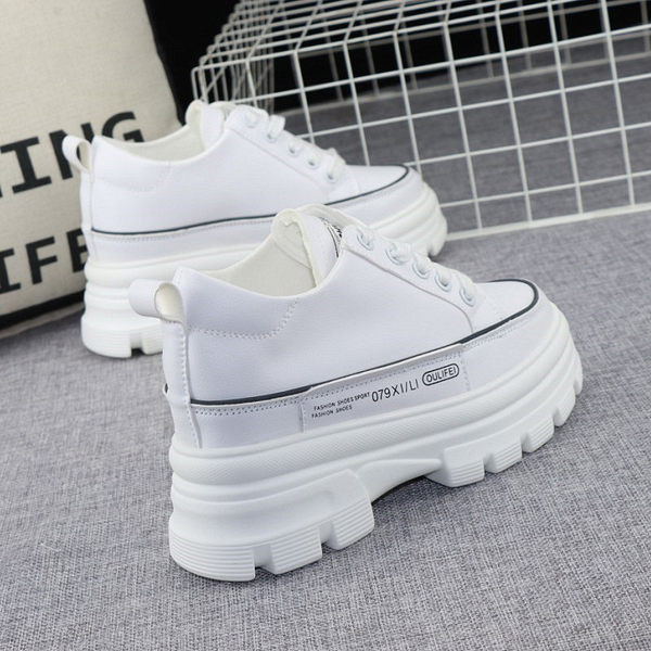 Adidasi eleganti de dama, cu talpa aspra si sireturi