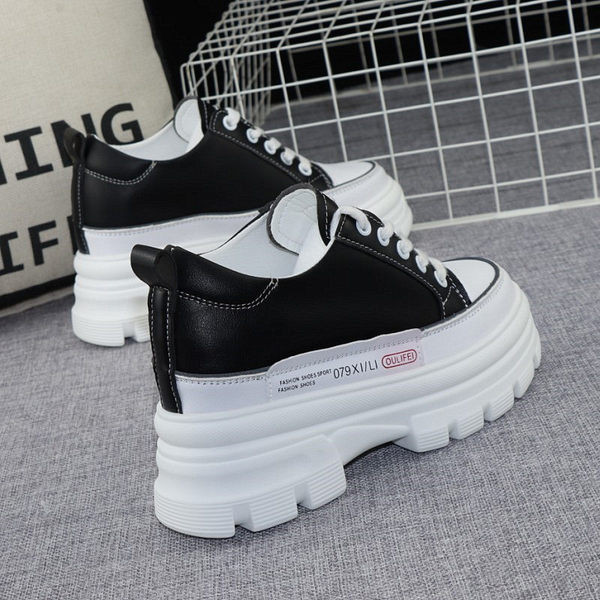 Adidasi eleganti de dama, cu talpa aspra si sireturi