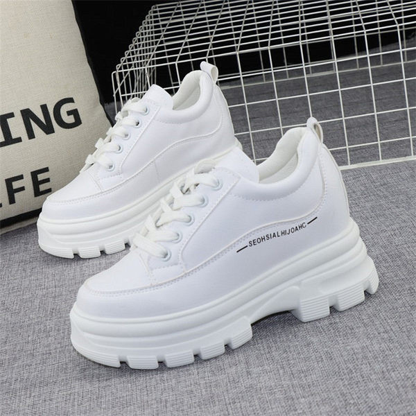 Ženske tenisice od eko kože sa natpisom i vezicama