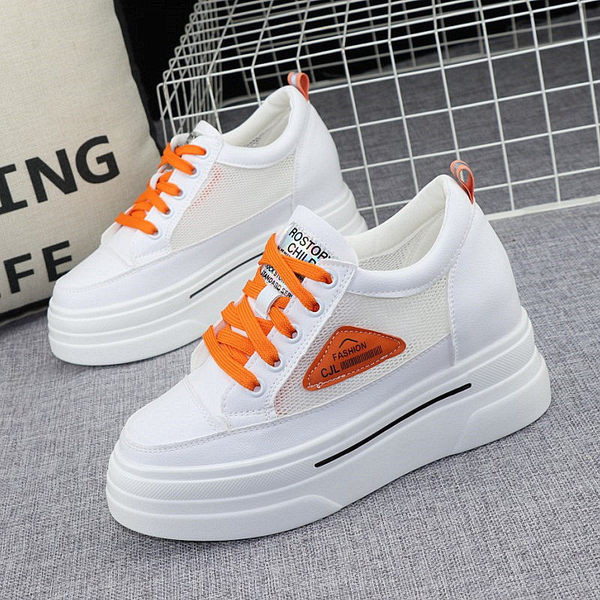 Moteriški sportbačiai su užrašu ir 8 cm aukštu padu