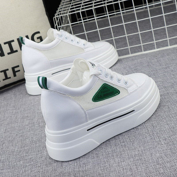 Moteriški sportbačiai su užrašu ir 8 cm aukštu padu