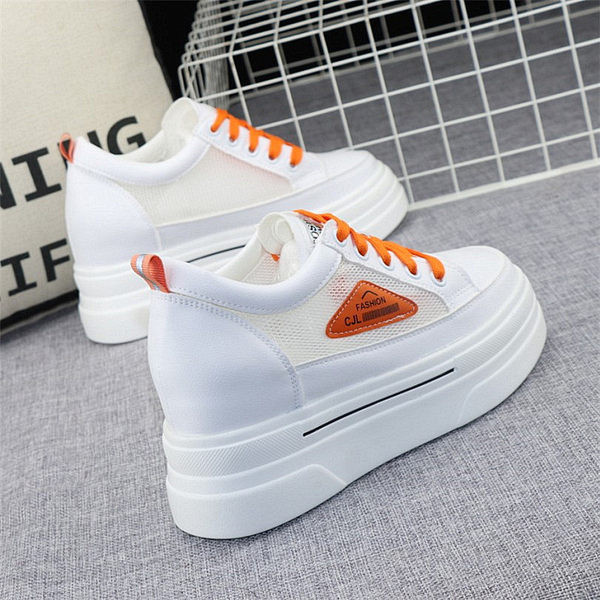 Moteriški sportbačiai su užrašu ir 8 cm aukštu padu