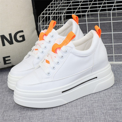 Naiste ökonahast tossud – platvormiga