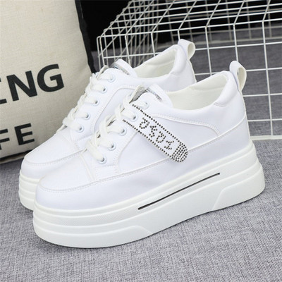 Μοντέρνα sneakers από οικολογικό δέρμα με κορδόνια με διακοσμητικές πέτρες για γυναίκες