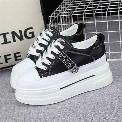 Μοντέρνα sneakers από οικολογικό δέρμα με κορδόνια με διακοσμητικές πέτρες για γυναίκες