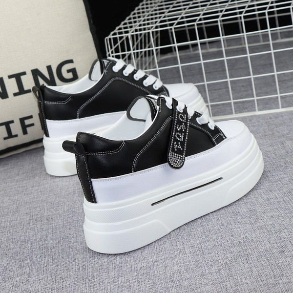 Μοντέρνα sneakers από οικολογικό δέρμα με κορδόνια με διακοσμητικές πέτρες για γυναίκες