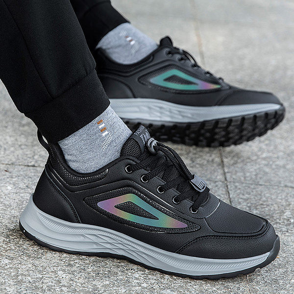 Naiste ökonahast paelte ja lameda tallaga sporditossud