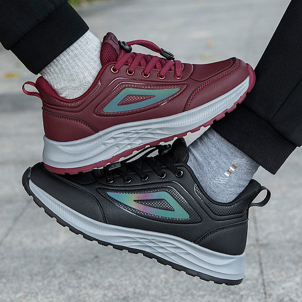 Naiste ökonahast paelte ja lameda tallaga sporditossud