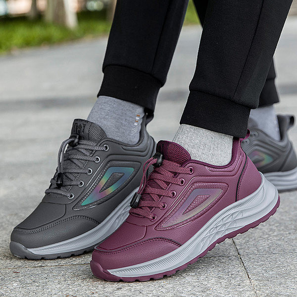 Naiste ökonahast paelte ja lameda tallaga sporditossud