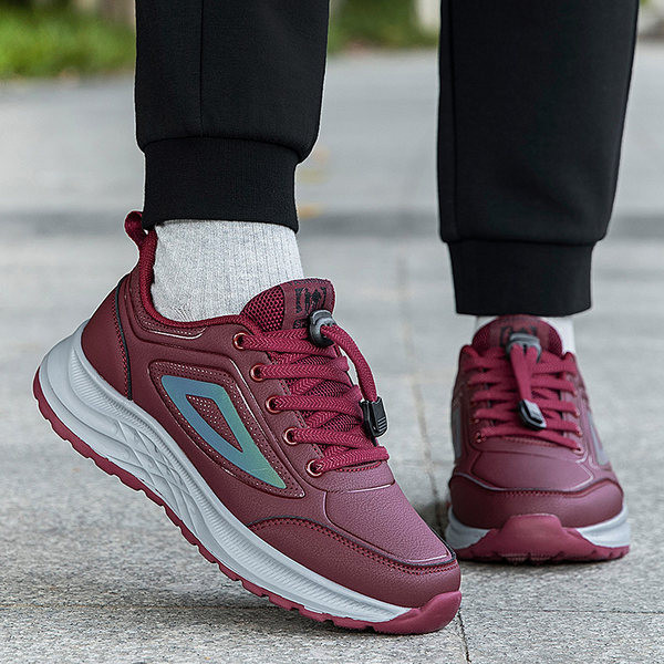 Naiste ökonahast paelte ja lameda tallaga sporditossud