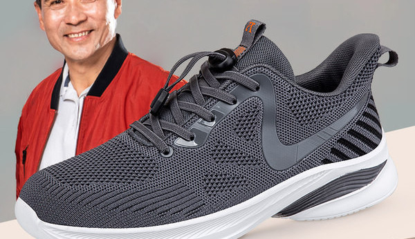 Hingavast kangast naiste tossude uus mudel, millel on paelad ja kiri