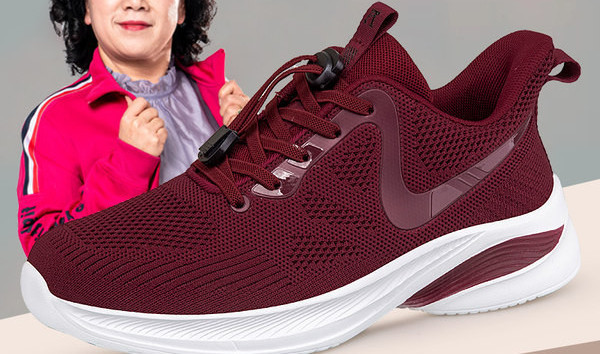 Hingavast kangast naiste tossude uus mudel, millel on paelad ja kiri