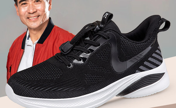 Hingavast kangast naiste tossude uus mudel, millel on paelad ja kiri