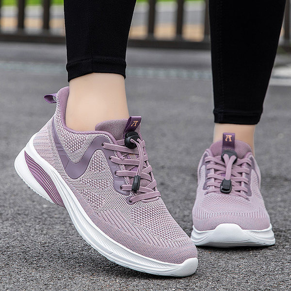 Hingavast kangast naiste tossude uus mudel, millel on paelad ja kiri