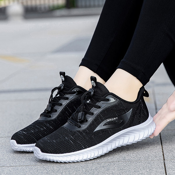 Ženske sportske cipele sa vezicama i natpisom