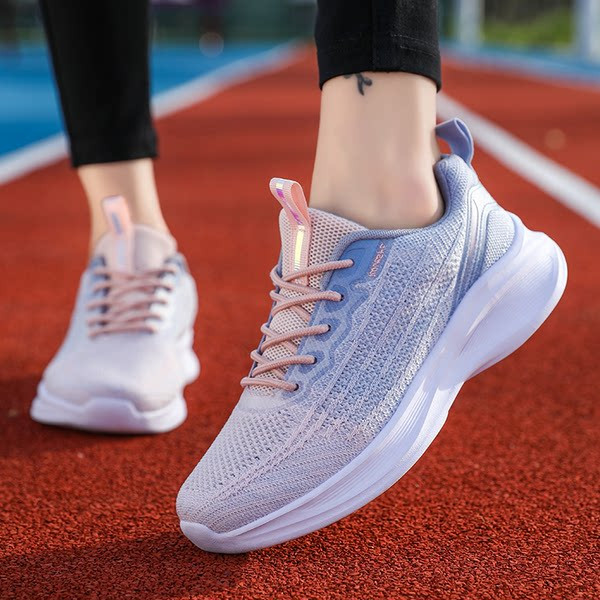 Sillesklevates värvides naiste sporditossud