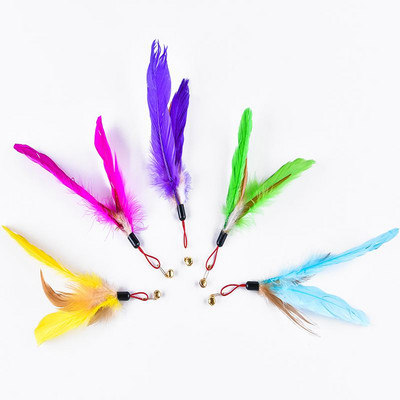 Linnukassi simulatsioonimänguasi Naljakas sulelind koos kellukeseimejaga kassipulgaga mänguasi kassipojale, kes mängib tiirutavat võlukepi mänguasi kassitarvikud