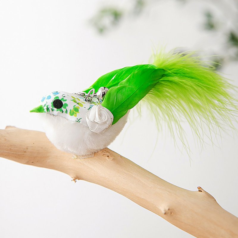 Linnukassi simulatsioonimänguasi Naljakas sulelind koos kellukeseimejaga kassipulgaga mänguasi kassipojale, kes mängib tiirutavat võlukepi mänguasi kassitarvikud