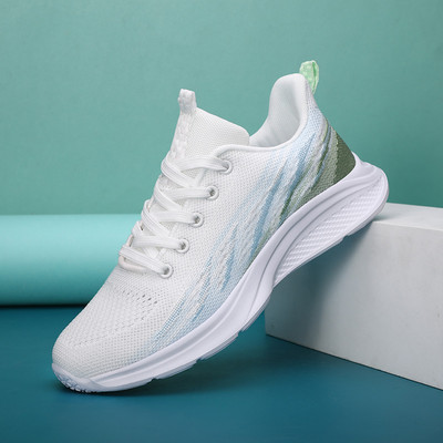 Spordimudeliga naiste tossud