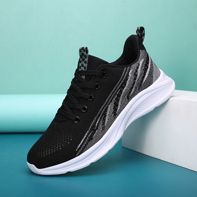 Spordimudeliga naiste tossud