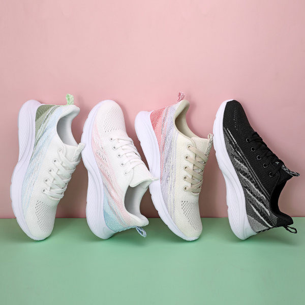 Spordimudeliga naiste tossud