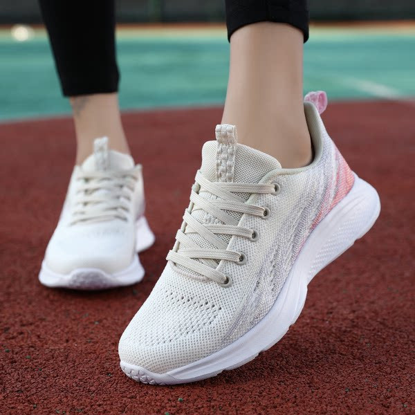 Spordimudeliga naiste tossud