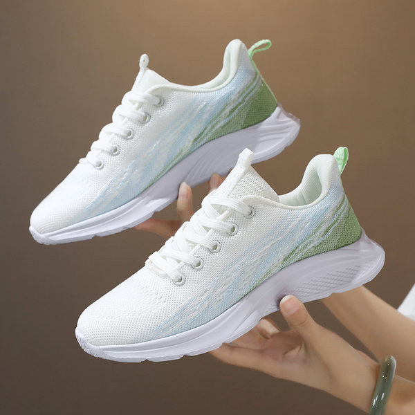 Spordimudeliga naiste tossud