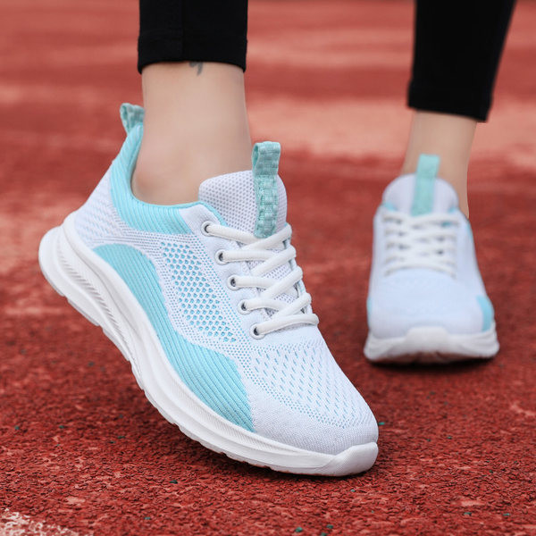 Naiste sportimiseks sobivad hingavad tossud