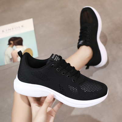 Γυναικεία sneakers από διχτυωτό ύφασμα που αναπνέει με κορδόνια και γράμματα