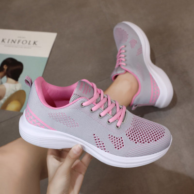 Γυναικεία sneakers από διχτυωτό ύφασμα που αναπνέει με κορδόνια και γράμματα