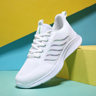 Sportske ženske tenisice s ravnim potplatom i natpisom