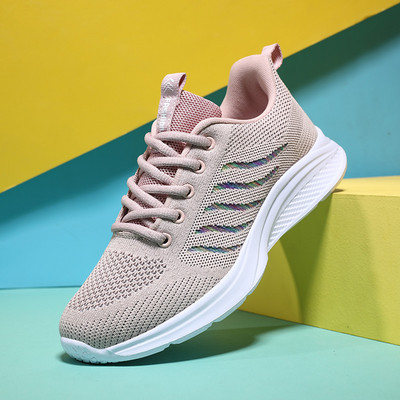 Sportske ženske tenisice s ravnim potplatom i natpisom