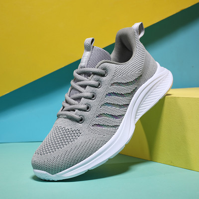 Sportske ženske tenisice s ravnim potplatom i natpisom