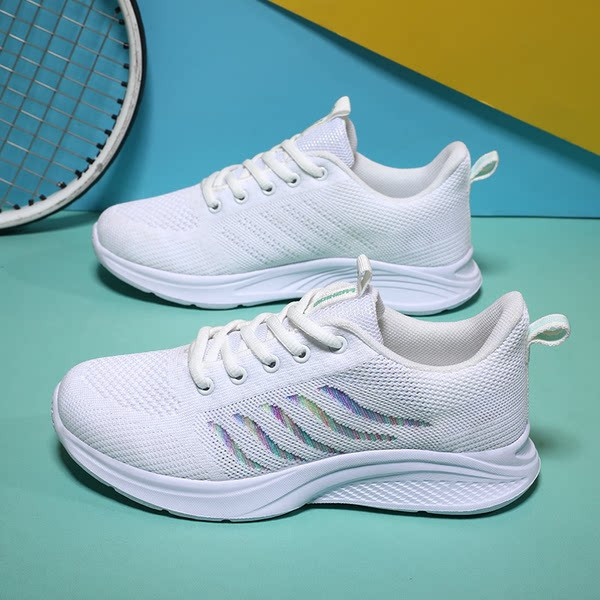 Sportske ženske tenisice s ravnim potplatom i natpisom