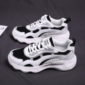 Un nou model de adidasi de dama cu talpa aspra