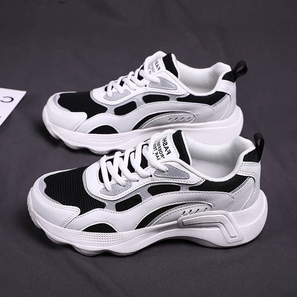 Un nou model de adidasi de dama cu talpa aspra