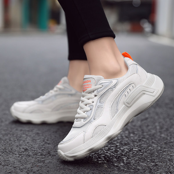 Un nou model de adidasi de dama cu talpa aspra