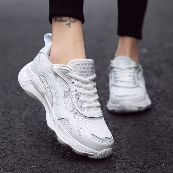 Un nou model de adidasi de dama cu talpa aspra