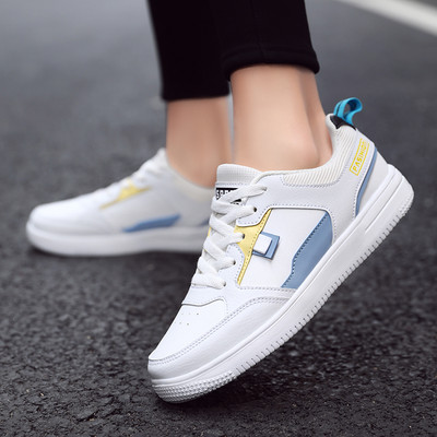 Ženske kožne tenisice s pertlama na ravnom potplatu i natpisom