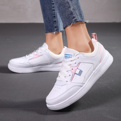 Ženske kožne tenisice s pertlama na ravnom potplatu i natpisom