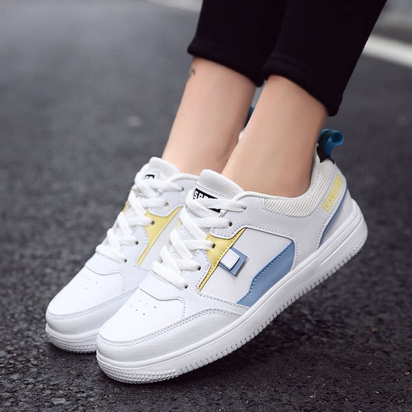 Ženske kožne tenisice s pertlama na ravnom potplatu i natpisom