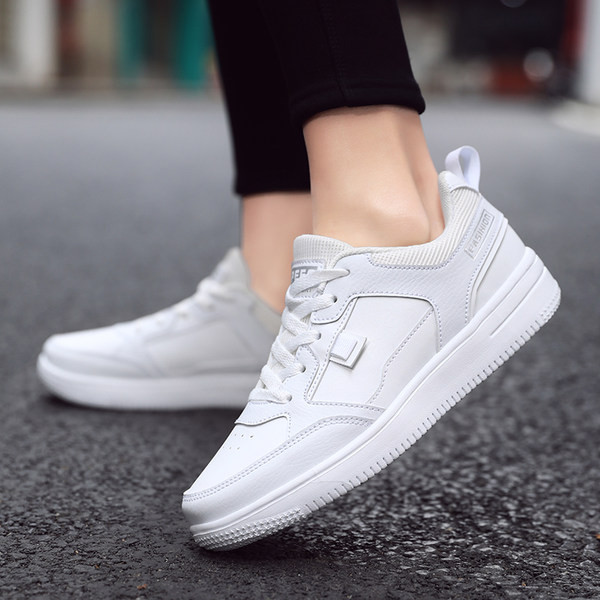 Ženske kožne tenisice s pertlama na ravnom potplatu i natpisom