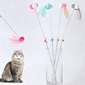 Sulgede õrritav kassipulk kellukesega Sulepulgaga armas lemmikloomakassi mänguasi juhusliku värviga plüüspalliga, kriimustatud interaktiivne mänguasi