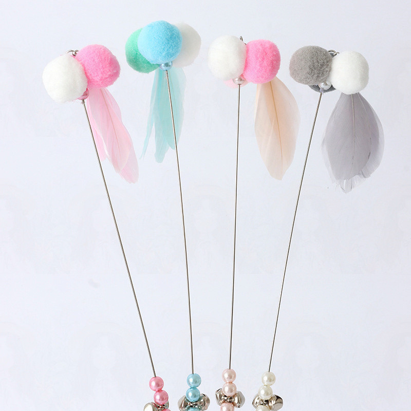 Sulgede õrritav kassipulk kellukesega Sulepulgaga armas lemmikloomakassi mänguasi juhusliku värviga plüüspalliga, kriimustatud interaktiivne mänguasi