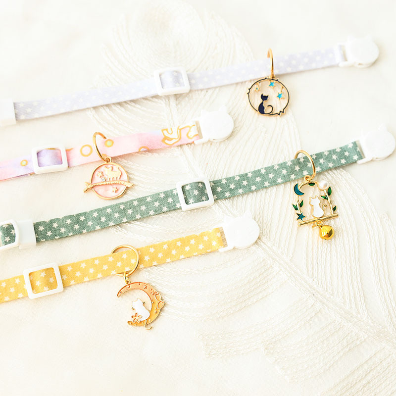 1 buc. guler reglabil din nailon pentru pisici, culoare bomboană, leagăn de lună, pisicuță, modă drăguță, cu clopote, pandantiv, cataramă de siguranță, decorare pentru animale de companie