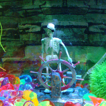 1 τεμάχιο Hot Aquarium Decoration Skeleton on Wheel DIY Decorment Tank Fish Decor for Aquarium Tank W75 Great Gif Skeleton Captain