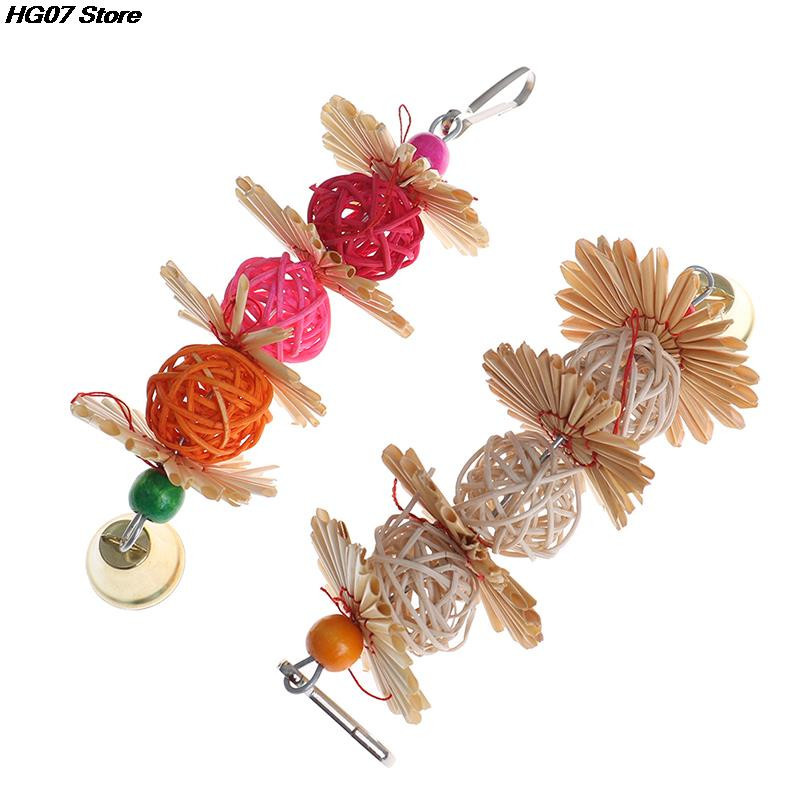 1 vnt spalvingi papūgos kramtymo sruogeliai, sukandantys dantis, susukami rutuliniai varpeliai, patrauklūs paukščių papūgėlių žaislai