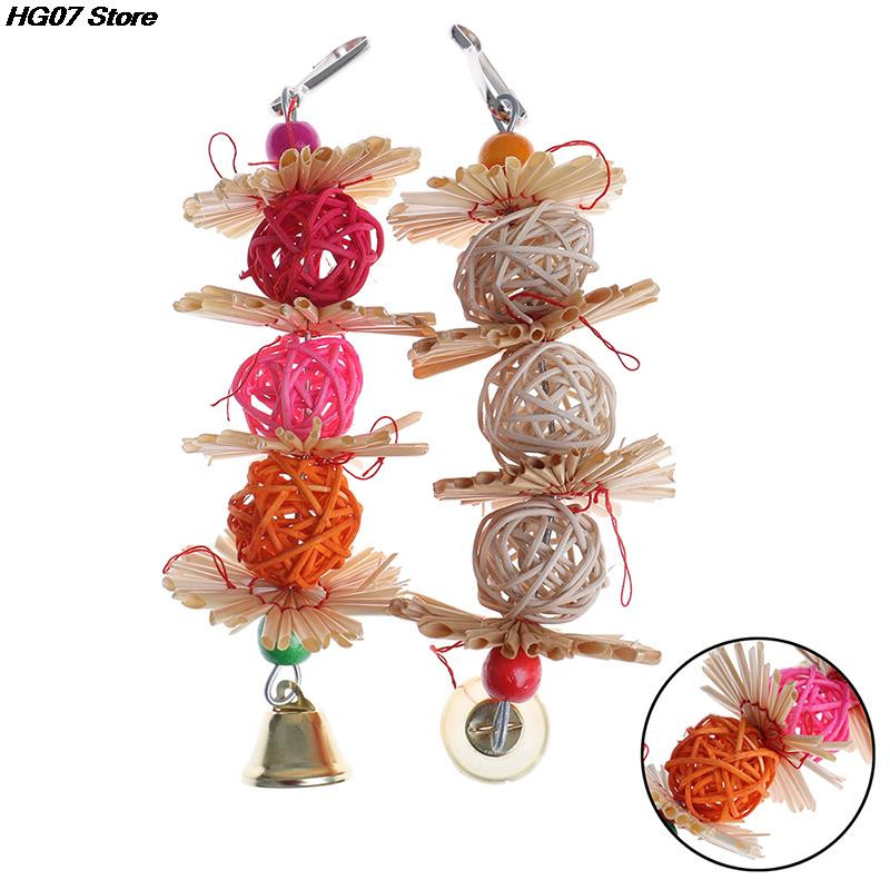 1 vnt spalvingi papūgos kramtymo sruogeliai, sukandantys dantis, susukami rutuliniai varpeliai, patrauklūs paukščių papūgėlių žaislai