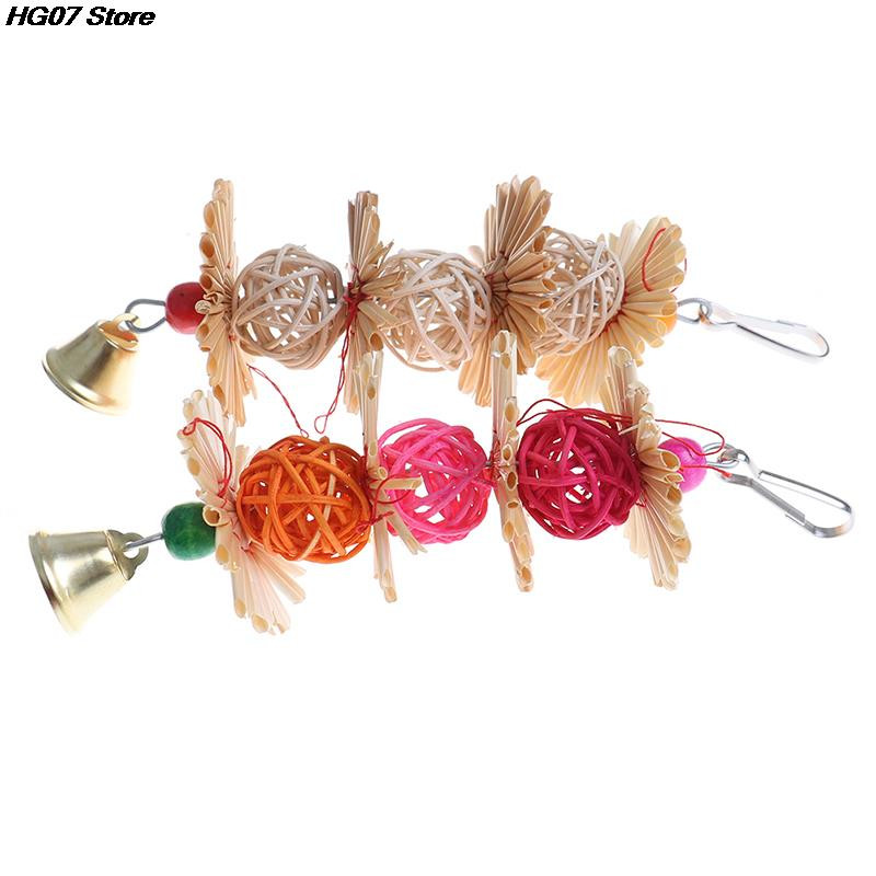 1 vnt spalvingi papūgos kramtymo sruogeliai, sukandantys dantis, susukami rutuliniai varpeliai, patrauklūs paukščių papūgėlių žaislai